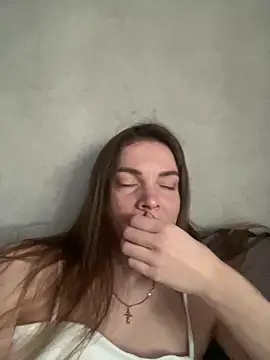 Luna2547: διαδικτυακό σόου στην κάμερα