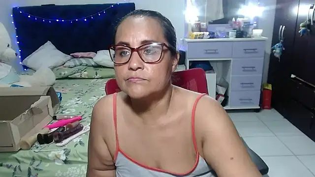 pervert_mommy_ Show in webcam