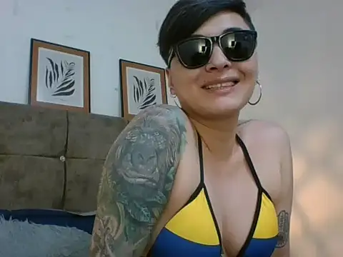 kat_paradise Adlı Modelin Canlı XXX Sohbeti