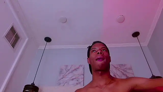 Show modela Santiago_Ortiz_ na web-kameri