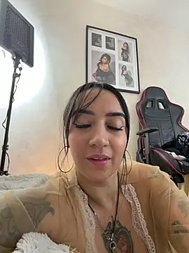 EmmyEvans1's Live XXX Chat