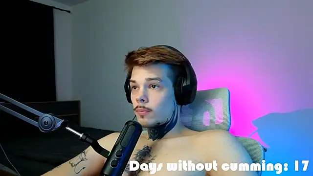 DENIS_HERE: διαδικτυακό σόου στην κάμερα