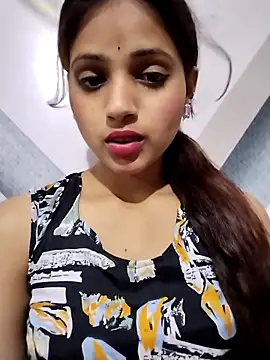 Naina11100: διαδικτυακό σόου στην κάμερα