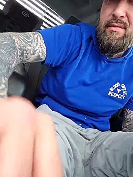 Beardedtattood élő XXX-chatje