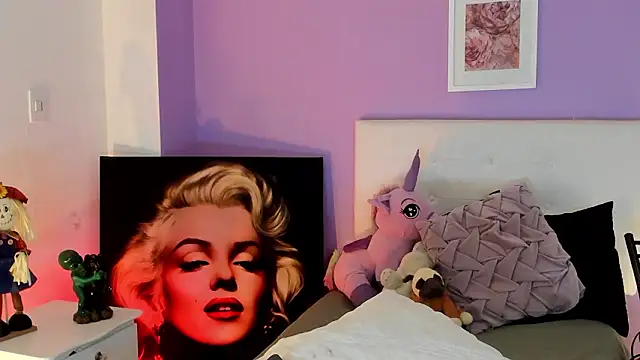 Charlotte11-11's Live XXX Chat