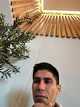 Show modela EddyMezo na web-kameri