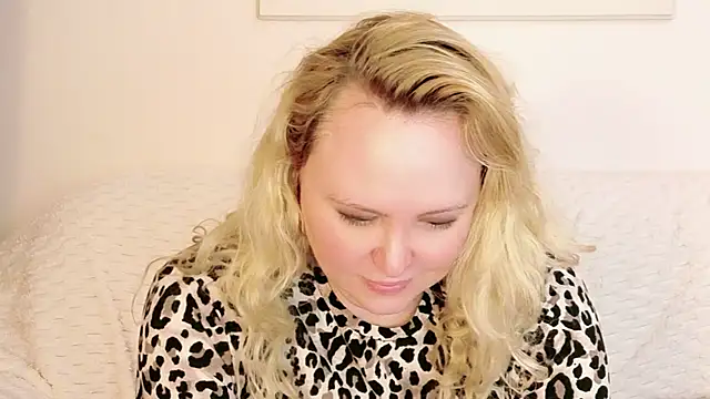 Sarah4you live XXX chat