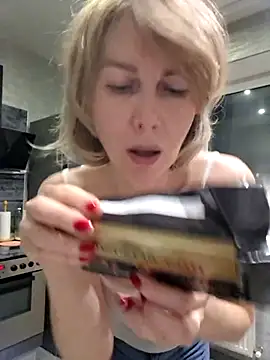 stellahere8 Adlı Modelin Canlı XXX Sohbeti