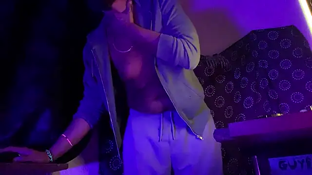 Guyst049 Webcam-Show