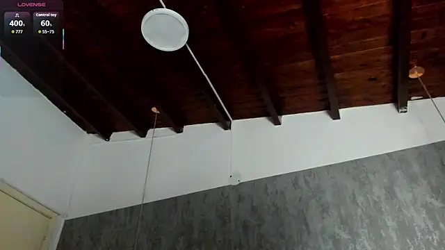 naomidibello: διαδικτυακό σόου στην κάμερα