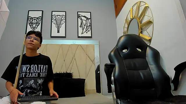 adams_bobby Adlı Modelin Canlı XXX Sohbeti