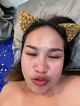 Chatroom XXX en direct de Ponthip