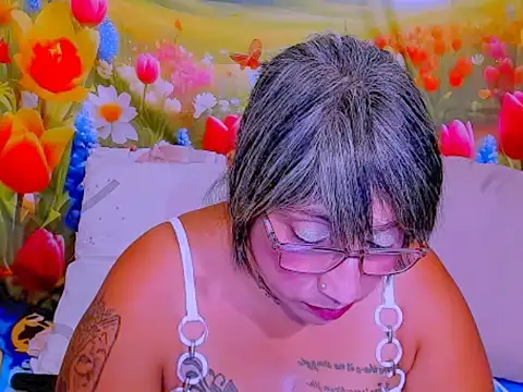 indianroxy Adlı Modelin Canlı XXX Sohbeti