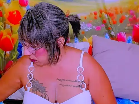 Chat +18 de indianroxy ao vivo