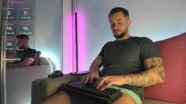 nicholasX1: онлайн-секс-чат