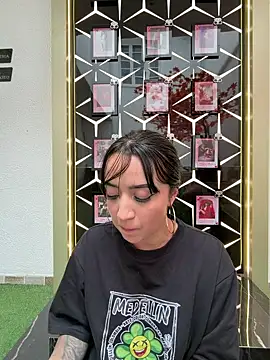 EmmyEvans1's Live XXX Chat