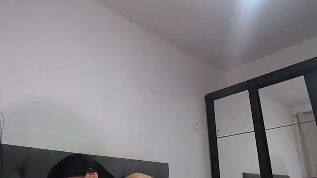 Srta_Jhenny: διαδικτυακό σόου στην κάμερα