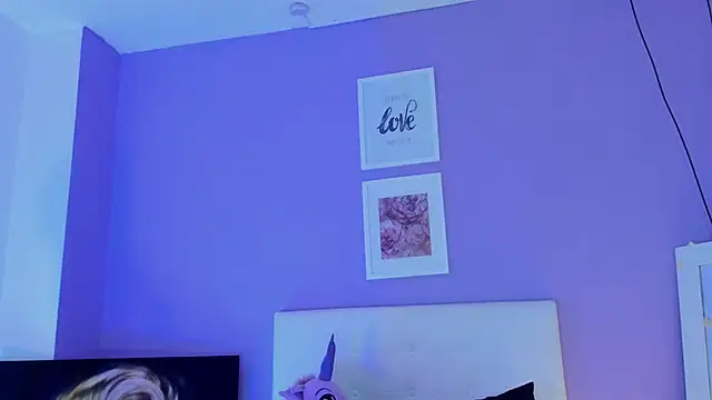 Charlotte11-11's Live XXX Chat