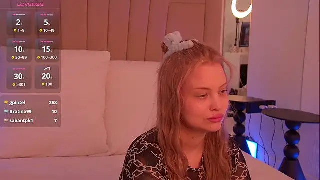 MollyHilton Chat XXX in diretta