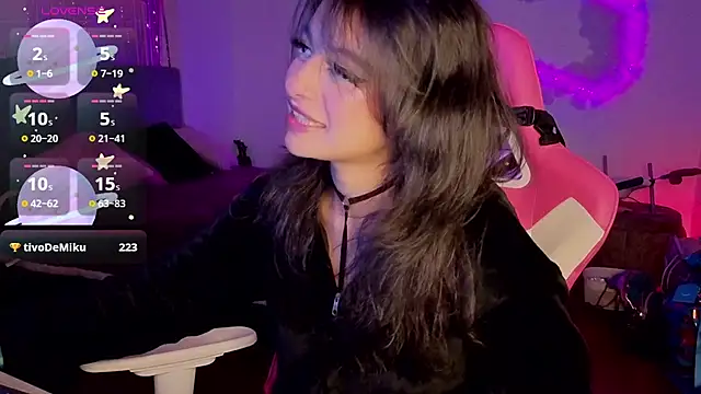 larah_uwu's Live XXX Chat