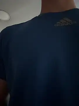 Chatroom XXX en direct de AdrianRinaldi