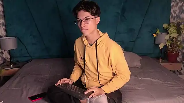 Aaron_Eze Live XXX-chat