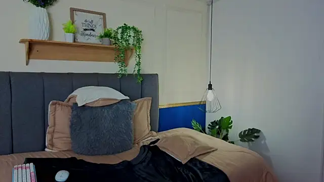 Selena_Noir Adlı Modelin Canlı XXX Sohbeti