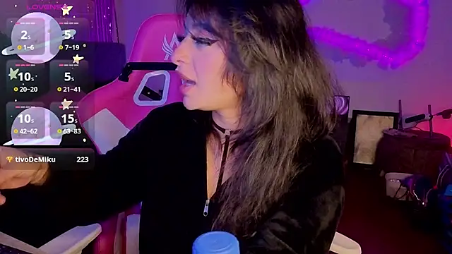 larah_uwu's Live XXX Chat