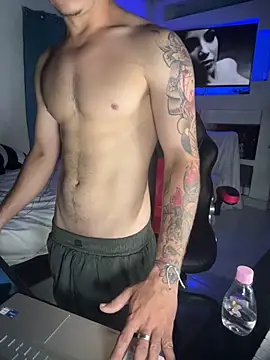 Show modela AngelLatinBoy na web-kameri