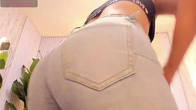 Chat +18 de naughty_milf4u_ ao vivo