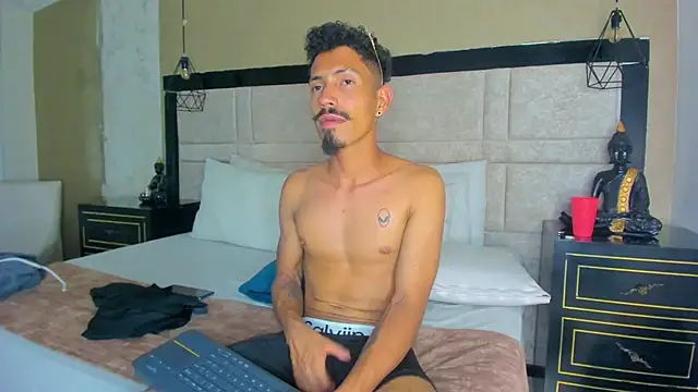 Онлайн чат XXX NoaahTylor