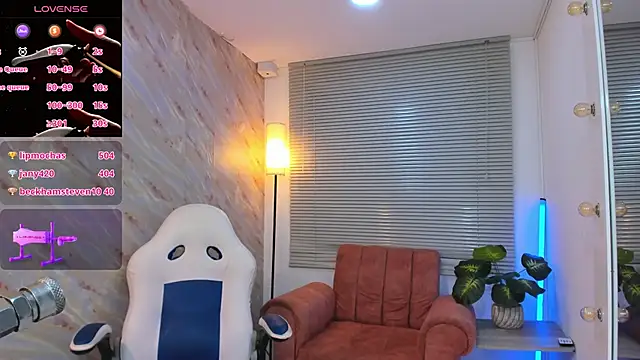 PreettyMoon: онлайн-секс-чат