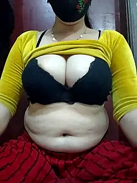 Show modela Saanvi-Sen na web-kameri