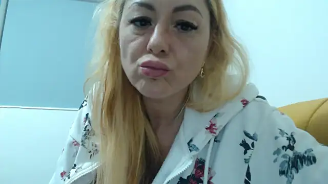 _karolynesyera_ Adlı Modelin Canlı XXX Sohbeti