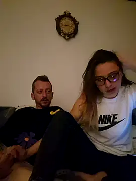 raducori: διαδικτυακό σόου στην κάμερα