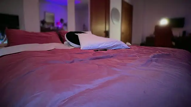 GennaJames Show in webcam