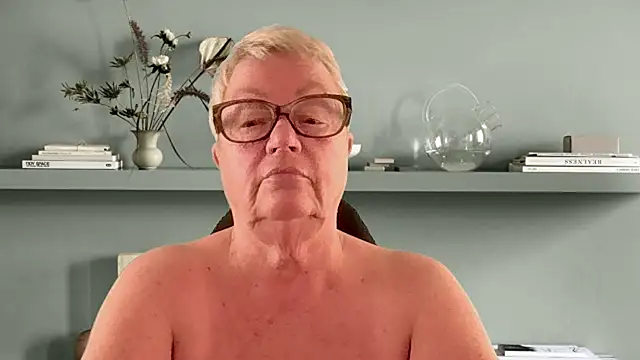 Mystery-Grandmother Webcamshow