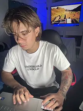 AngelLatinBoy: απευθείας συνομιλία ΧΧΧ