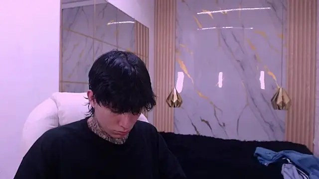 Iantwink18's Live XXX Chat