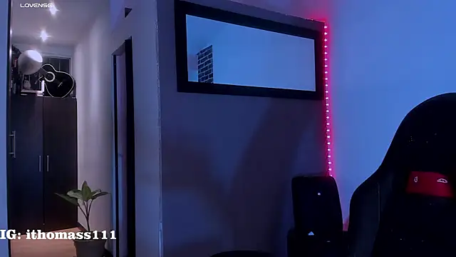 Thomass_clark's Live XXX Chat