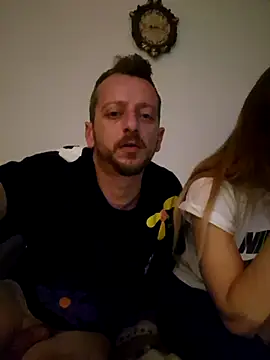 raducori: διαδικτυακό σόου στην κάμερα