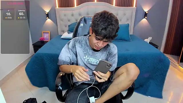 Tommy18__ live XXX chat