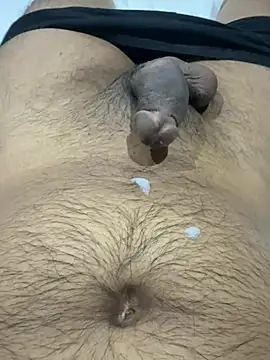 Brownadam111: διαδικτυακό σόου στην κάμερα