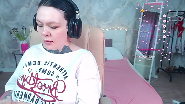 Qwerty_Anna_Lbon Webbikameraesitys