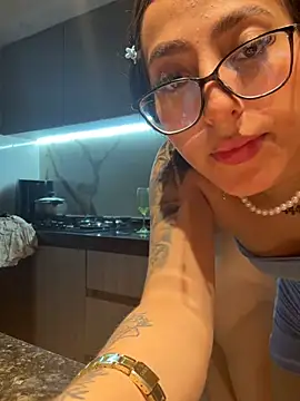 _QaraH Chat XXX in diretta