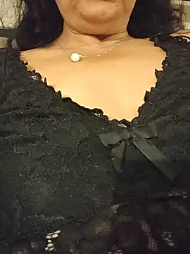 NakedMILFx Chat XXX in diretta