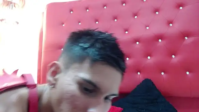 paul_x18: διαδικτυακό σόου στην κάμερα