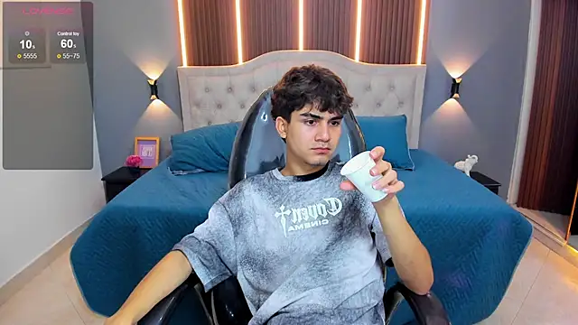 Tommy18__: онлайн-секс-чат