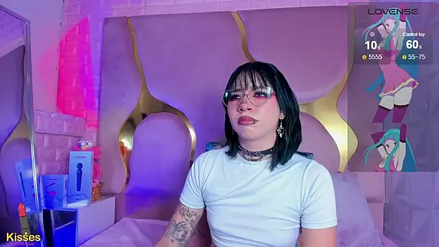 دردشة NaniiSisy الجنسية المباشرة