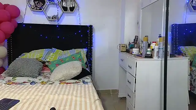 charlotte_077 Adlı Modelin Canlı XXX Sohbeti